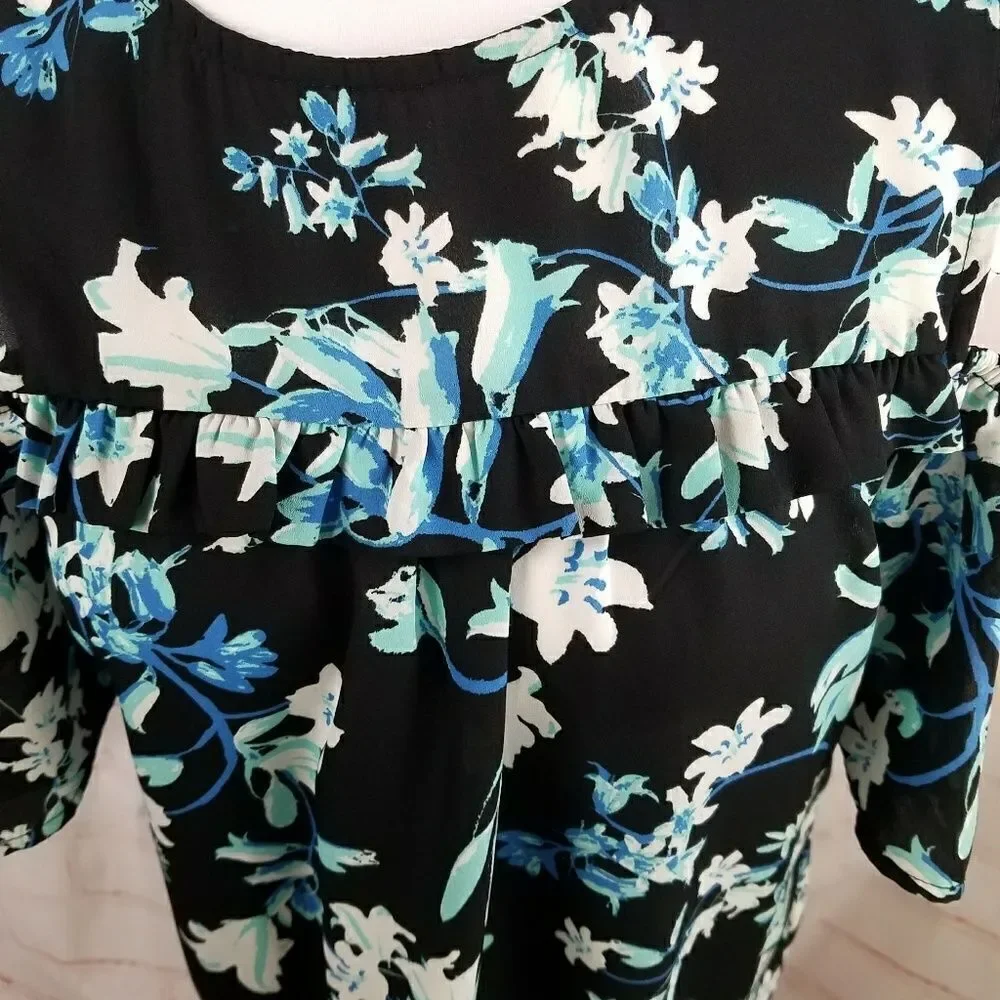 3/$25 Lily White floral cold shoulder top small